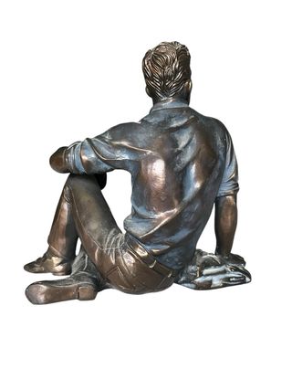 Escultura de un chico en bronce.