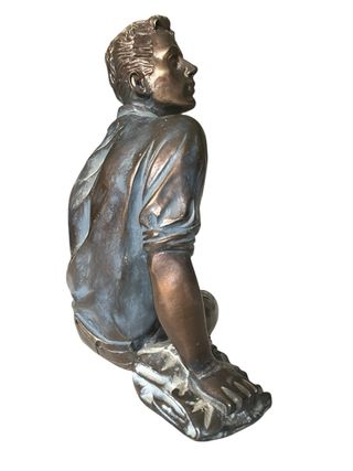 Escultura de un chico en bronce.