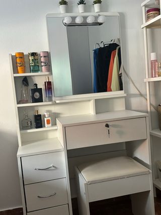 Tocador con espejo y taburete