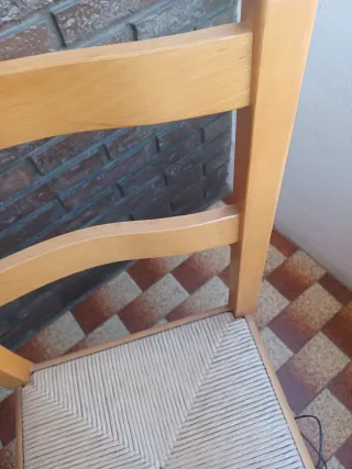 2 Sillas de madera y ratán El precio es por las 2