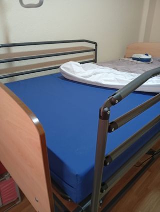 Cama articulada con colchón antiescaras