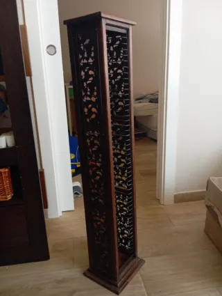 Torre para CDs de madera