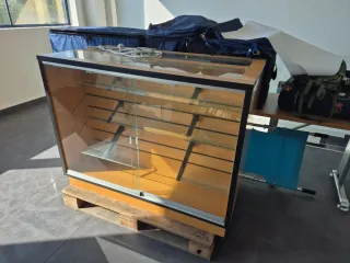 Vitrina de exposición de madera y cristal