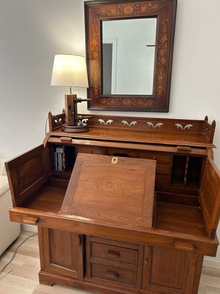 Escritorio Teka con compartimentos secretos