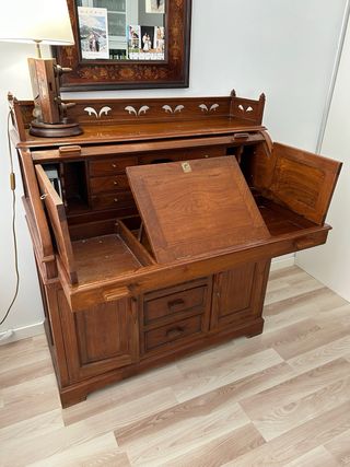 Escritorio Teka con compartimentos secretos