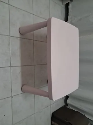 Mesa infantil rosa con taburetes de plástico ikea