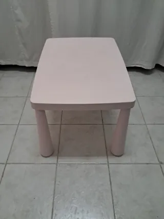 Mesa infantil rosa con taburetes de plástico ikea