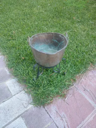 Caldera de bronce con pie