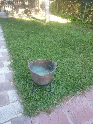 Caldera de bronce con pie