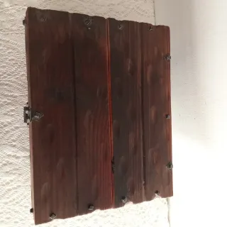 Baúl de madera con cierres metálicos