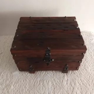 Baúl de madera con cierres metálicos
