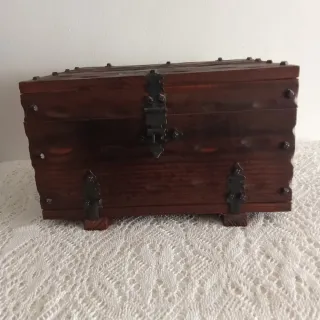 Baúl de madera con cierres metálicos