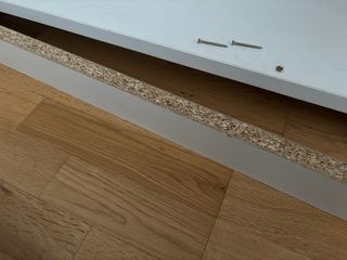 Estantería de pared de madera blanca