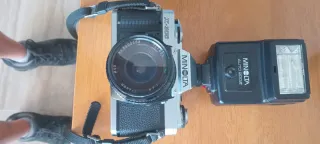 Cámara Minolta X-300 con flash y lente