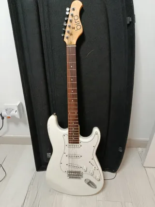 Guitarra Eléctrica Bird Blanca. No cable ni cuerda