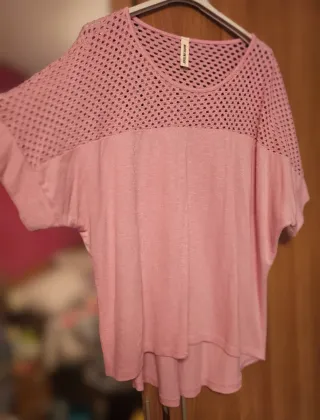 Camiseta rosa de punto calado