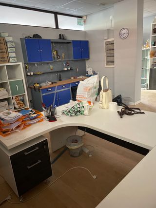 Escritorio de oficina blanco y gris