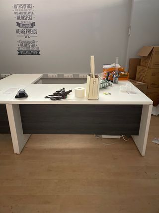 Escritorio de oficina blanco y gris