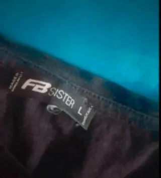 Camiseta negra bordada flores