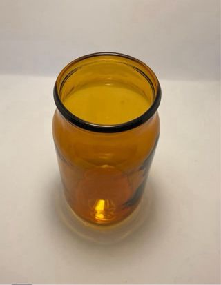 Jarrón de vidrio ámbar prensado