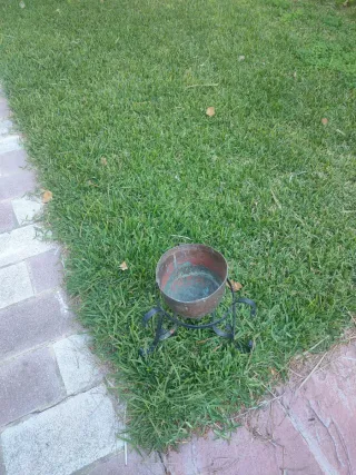 Caldera de bronce con pie