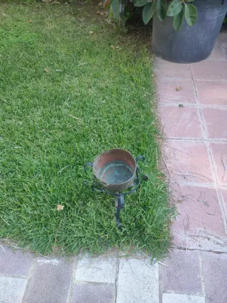 Caldera de bronce con pie