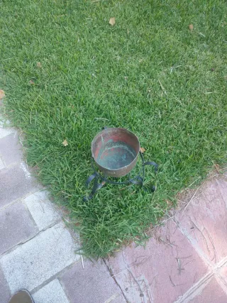 Caldera de bronce con pie