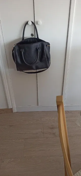 Bolso Negro Piel Asa y Correa