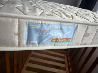 Cuna de bebé de madera + Colchón