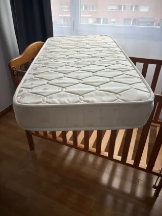 Cuna de bebé de madera + Colchón