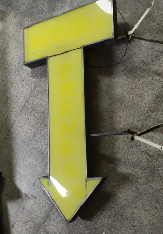 Letrero luminoso flecha industrial