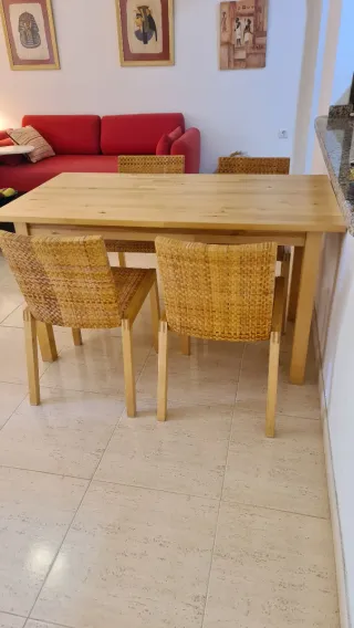 Mesa comedor y 4 sillas madera y mimbre