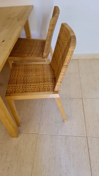 Mesa comedor y 4 sillas madera y mimbre