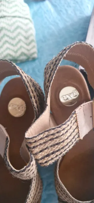 Sandalias cuña beige y marrón