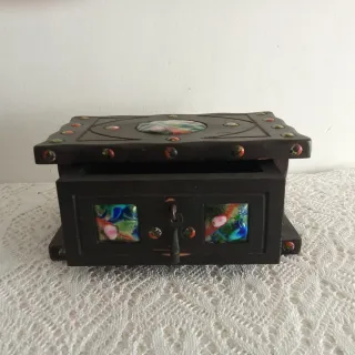 Caja de madera con pedrería