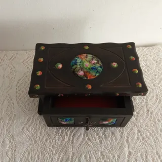 Caja de madera con pedrería