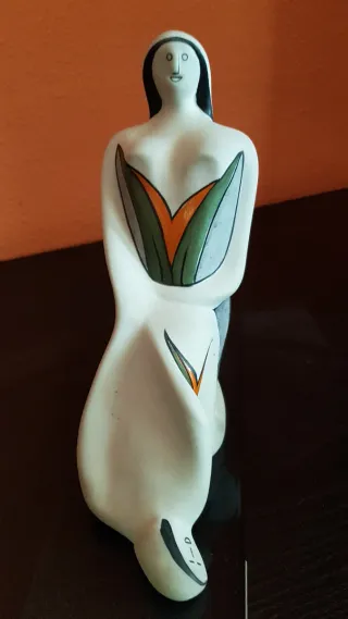 Figura cerámica firmada G Gusella diseño moderno