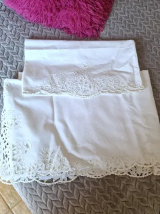 Sábanas blancas con puntillas caladas