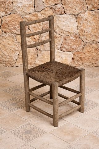 Silla de pastor antigua de mimbre y madera