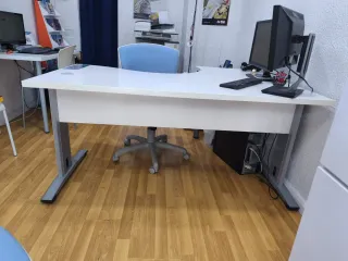 Juego Muebls Oficna: Escritorio, cajonera y sillas