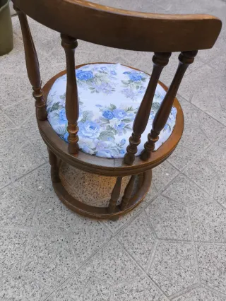 Taburete de madera con estampado floral