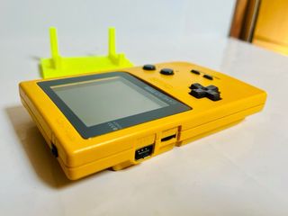 Nintendo GAME BOY POCKET Amarilla con soporte