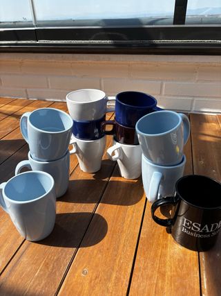 Tazas Ikea Färgrik azules y blancas.