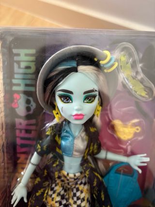 Monster High Scareadise Island Frankie Draculaura