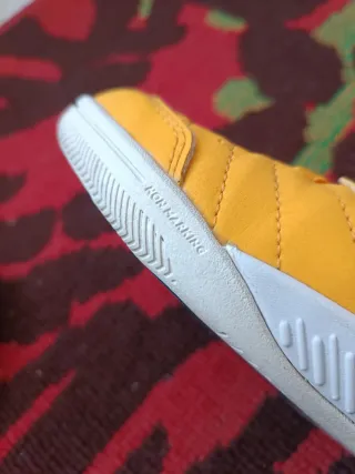 Zapatillas deportivas infantiles amarillas N°33