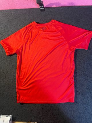 Camiseta deportiva Under Armour roja