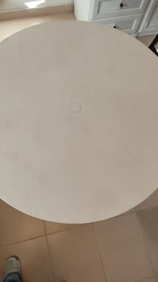 Mesa redonda blanca de plástico (tipo bar).