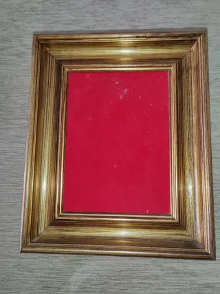 Marco de fotos dorado y terciopelo rojo