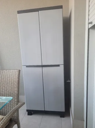 Armario de exterior de plástico gris