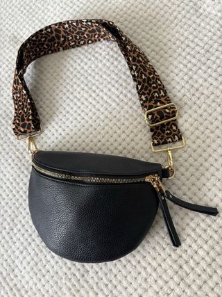 Riñonera Negra con Correa Animal Print